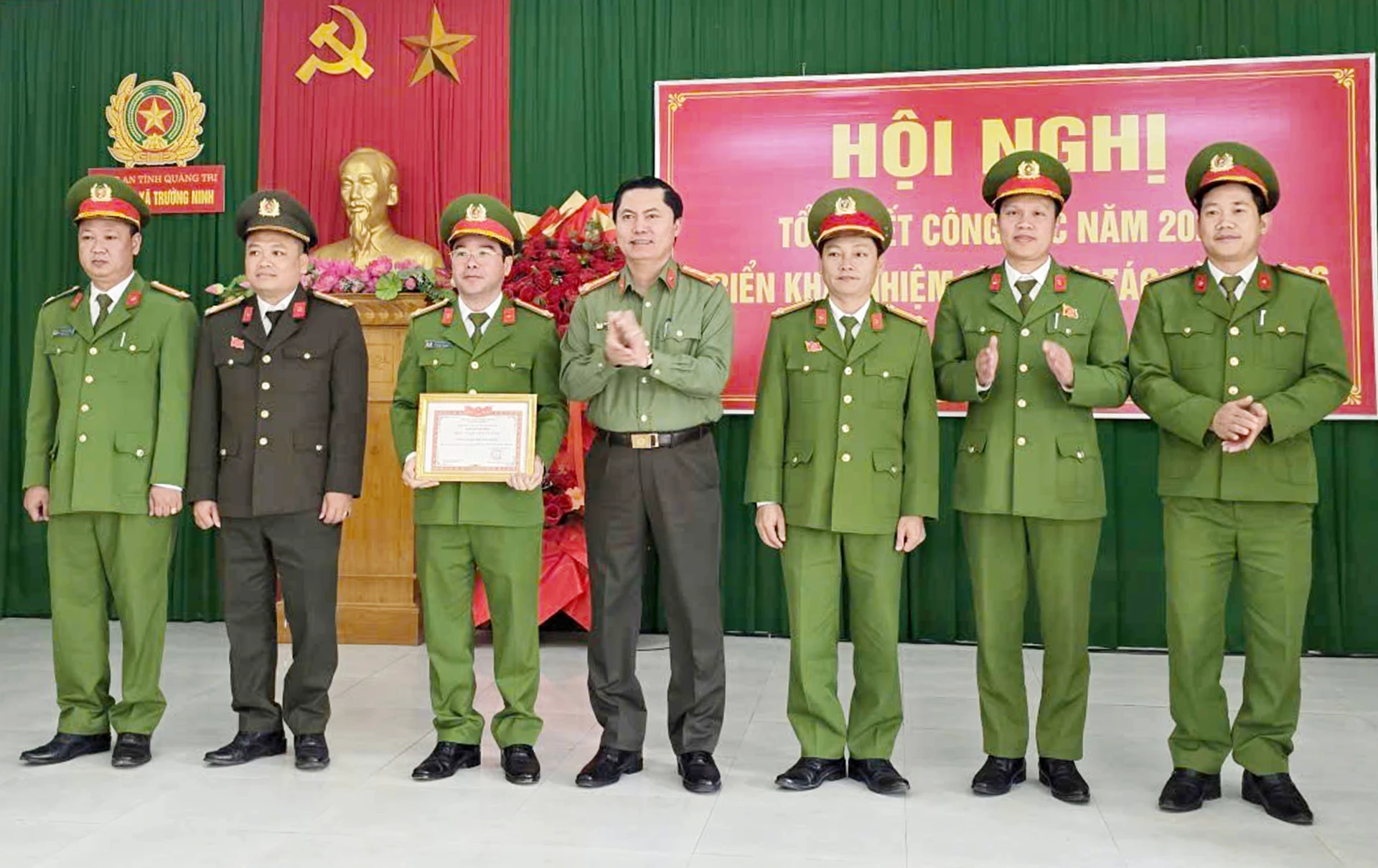 Đại diện lãnh đạo Công an tỉnh trao bằng công nhận danh hiệu Đơn vị quyết thắng cho tập thể Công an xã Trường Ninh - Ảnh: B.T