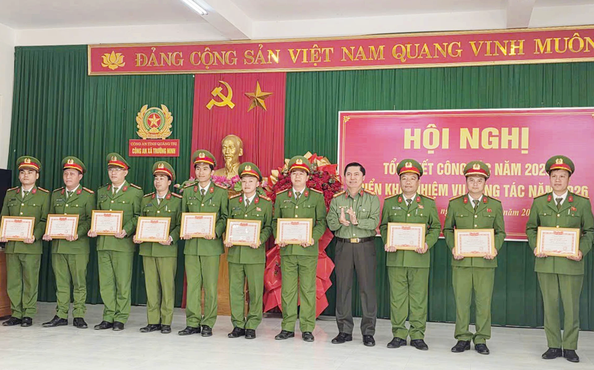Các cán bộ, chiến sĩ Công an xã Trường Ninh nhận danh hiệu Chiến sĩ thi đua cơ sở năm 2025 - Ảnh: B.T
