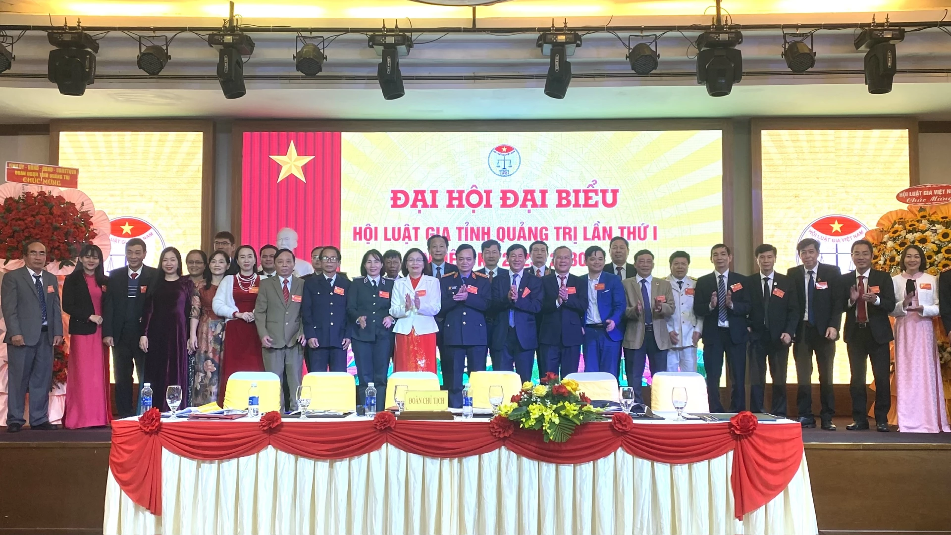 Đồng chí Nguyễn Chiến Thắng - Phó Bí thư Tỉnh ủy, Chủ tịch Ủy ban MTTQ Việt Nam tỉnh tặng hoa chúc mừng Ban chấp hành Hội Luật gia tỉnh Quảng Trị, nhiệm kỳ 2025 -2030 - Ảnh: NL