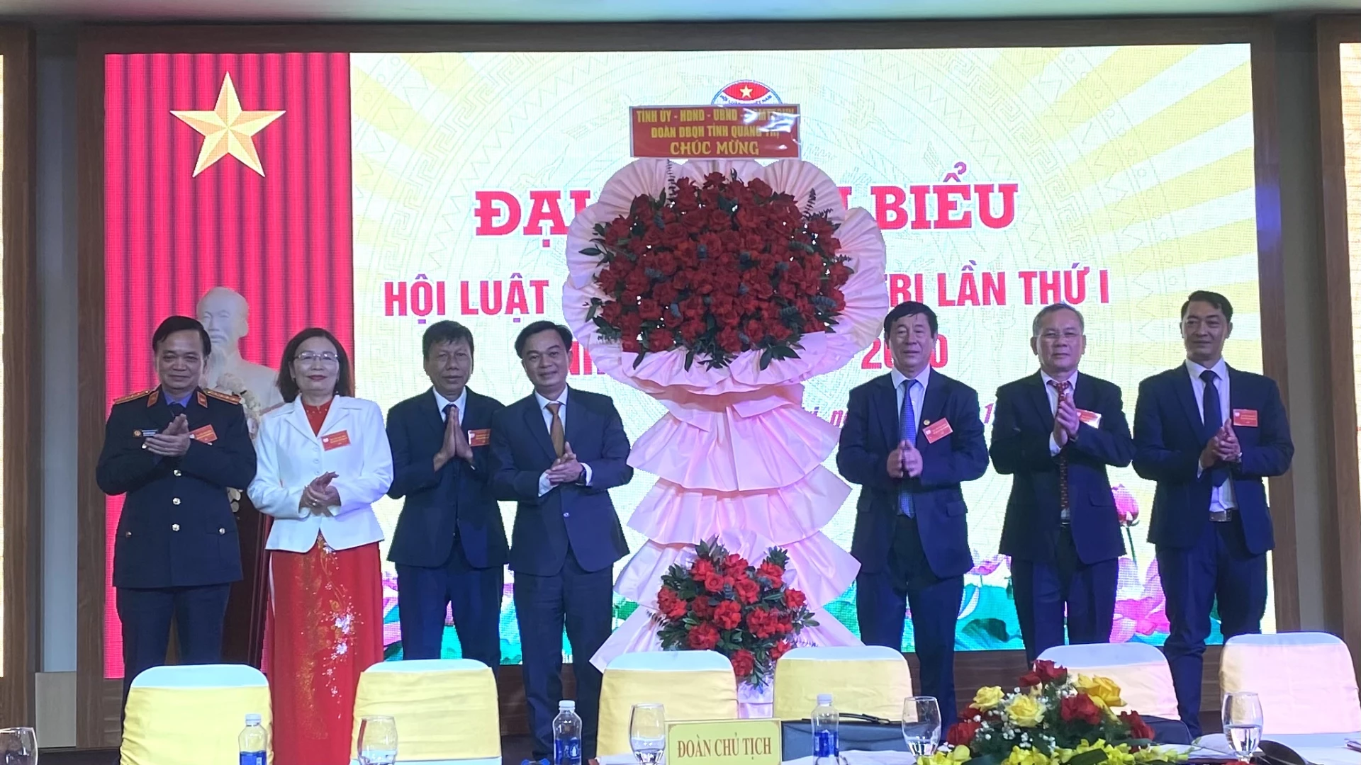 Đồng chí Nguyễn Chiến Thắng - Phó Bí thư Tỉnh ủy, Chủ tịch Ủy ban MTTQ Việt Nam tỉnh tặng hoa chúc mừng đại hội - Ảnh: NL