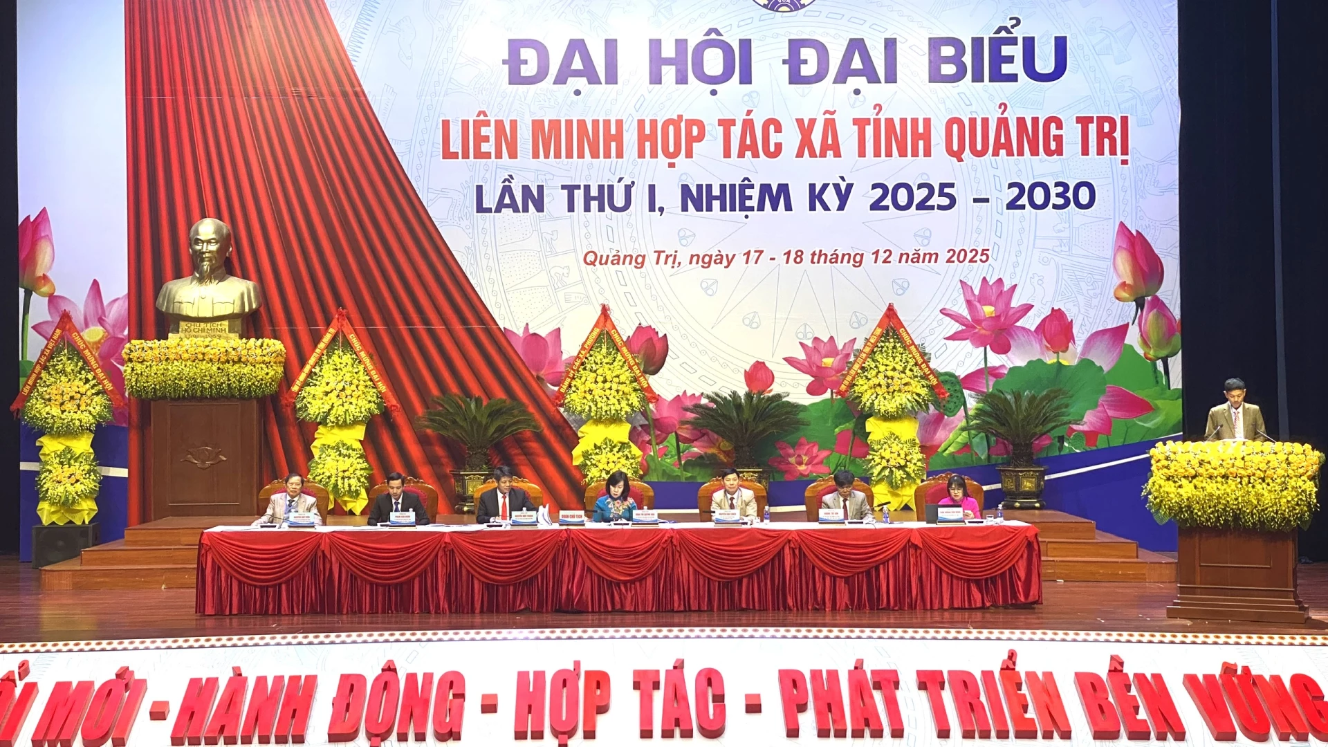 Đoàn Chủ tịch điều hành đại hội - Ảnh: NL