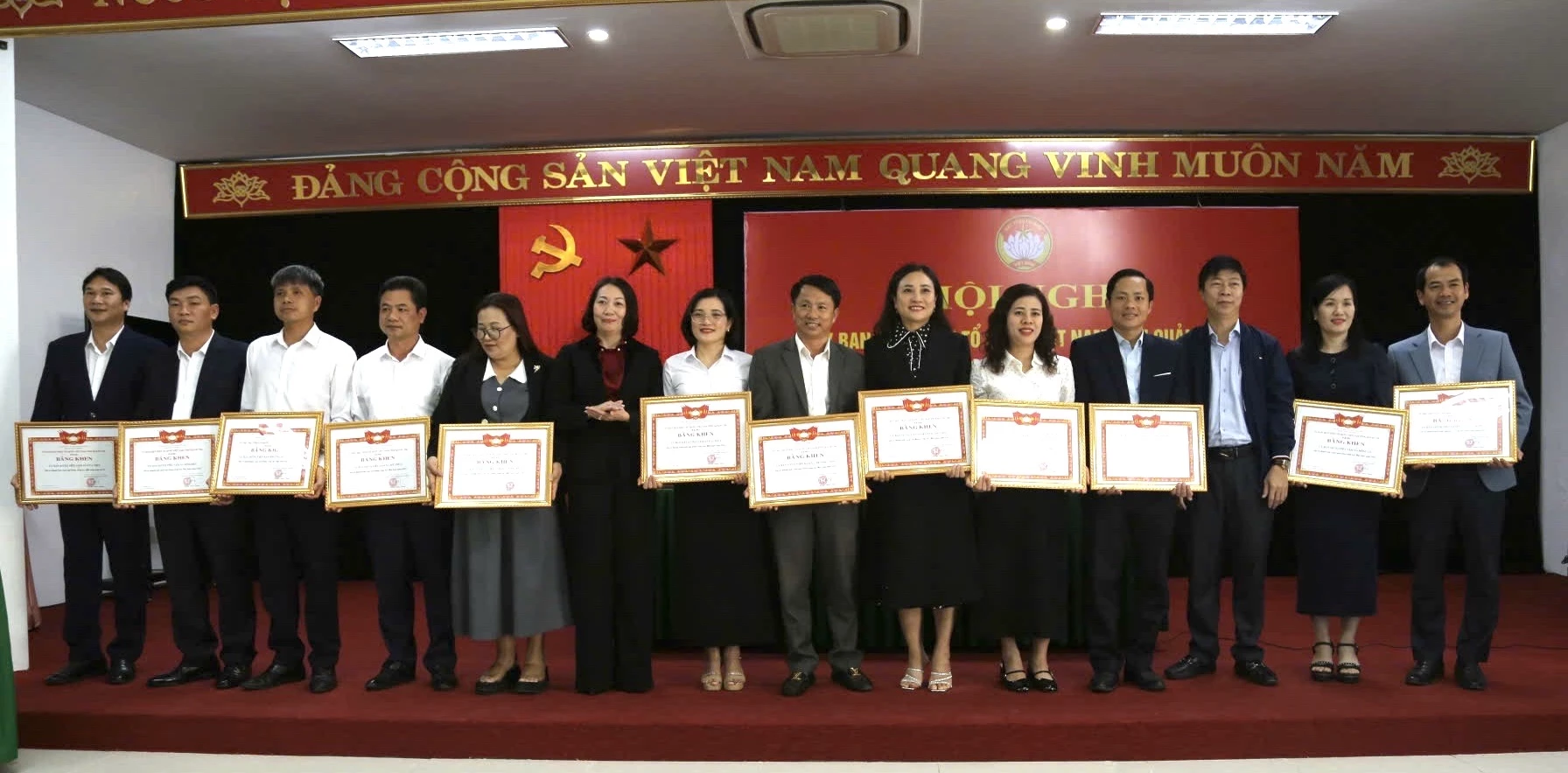 Ủy ban MTTQ Việt Nam tỉnh tặng Bằng khen cho các tập thể và cá nhân có thành tích xuất sắc trong công tác Mặt trận năm 2025 - Ảnh: NL