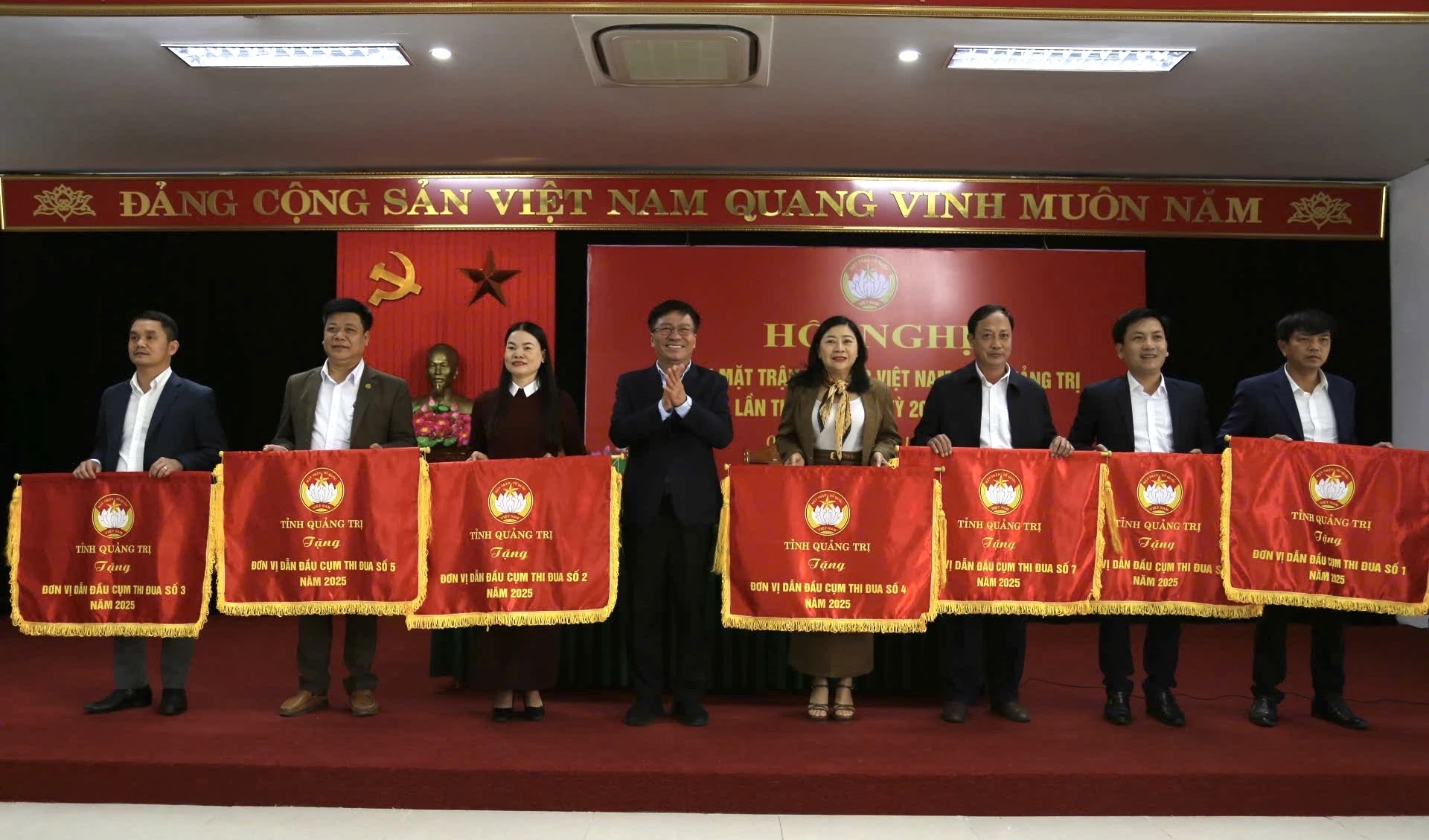 Ủy ban MTTQ Việt Nam tỉnh tặng cờ thi đua cho 7 tập thể - Ảnh: NL