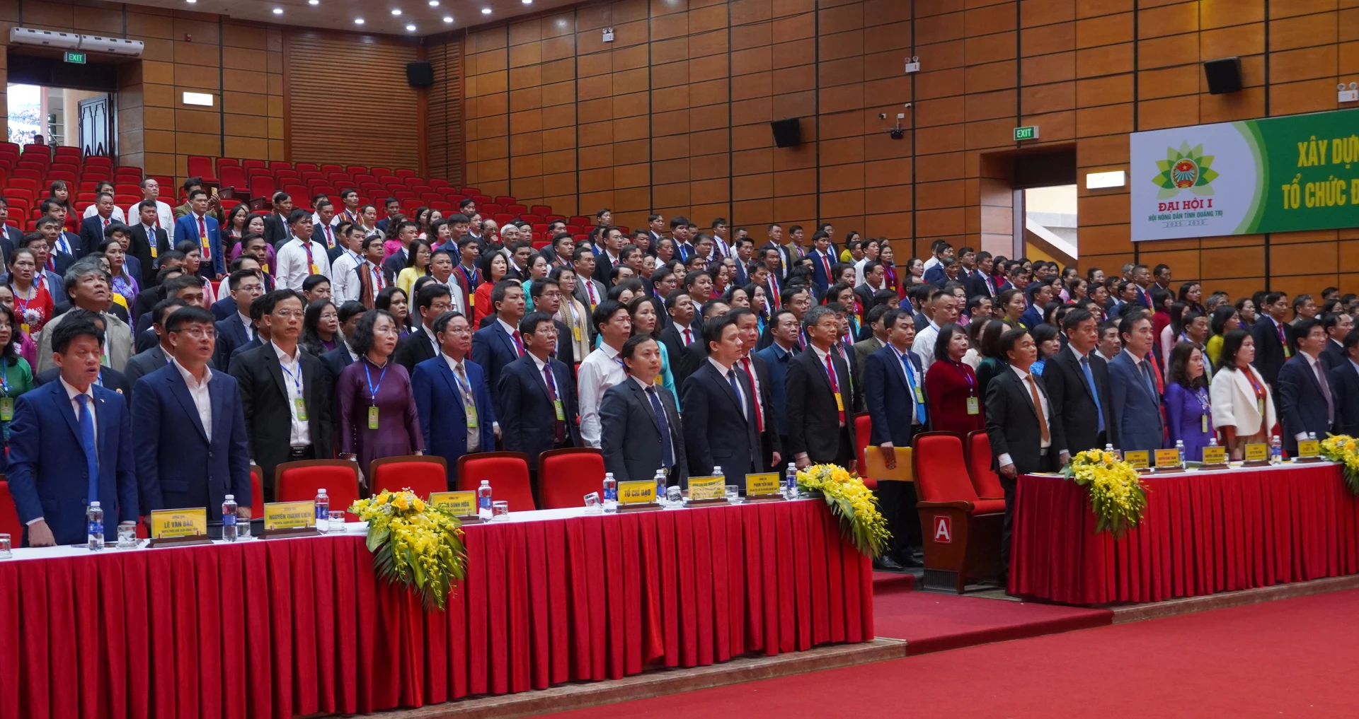 Đại biểu thực hiện nghi thức chào cờ - Ảnh: N.H