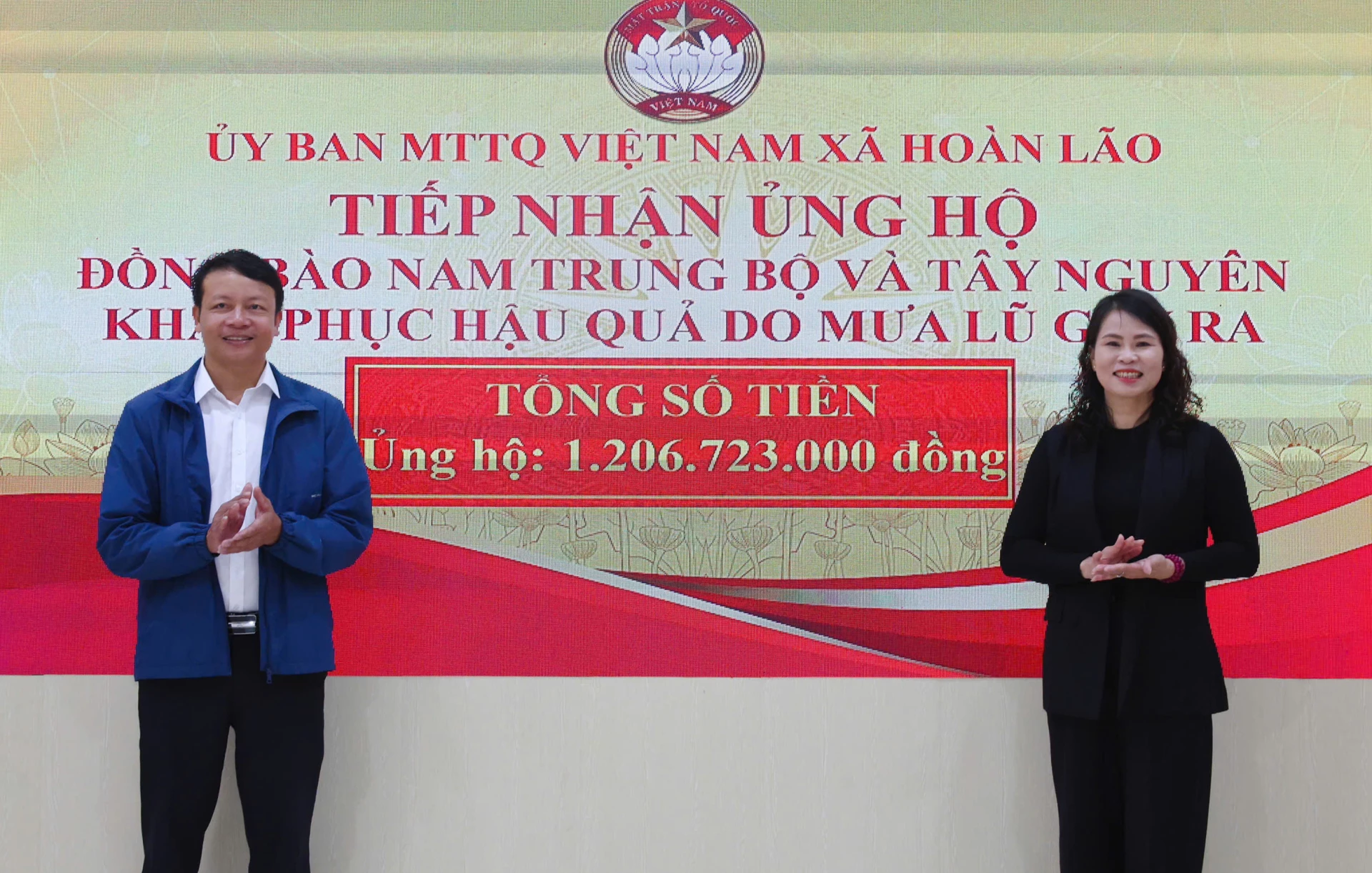 1. Ủy ban MTTQ Việt Nam xã Hoàn Lão tiếp nhận số tiền hơn 1,2 tỷ đồng từ các tổ chức, đoàn thể, Nhân dân xã ủng hộ đồng bào Nam Trung Bộ và Tây Nguyên bị thiệt hại do mưa lũ - Ảnh: L.M