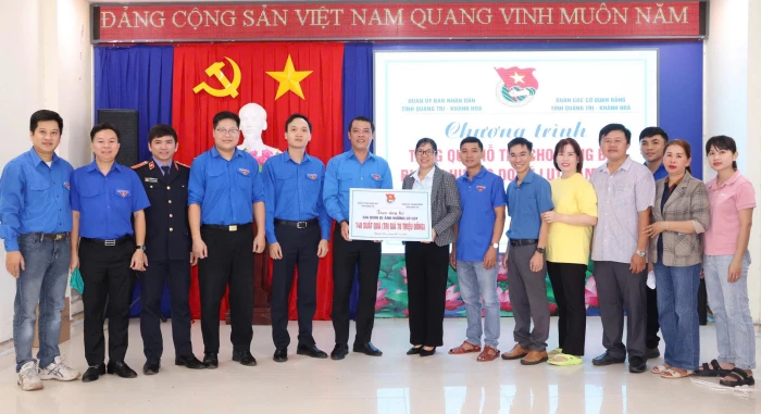 Thăm hỏi, tặng quà người dân tỉnh Khánh Hòa bị thiệt hại do mưa lũ