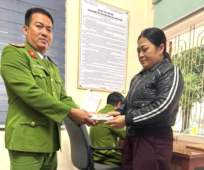 Một người dân Hiếu Giang trả lại 100 triệu đồng do người khác chuyển nhầm vào tài khoản