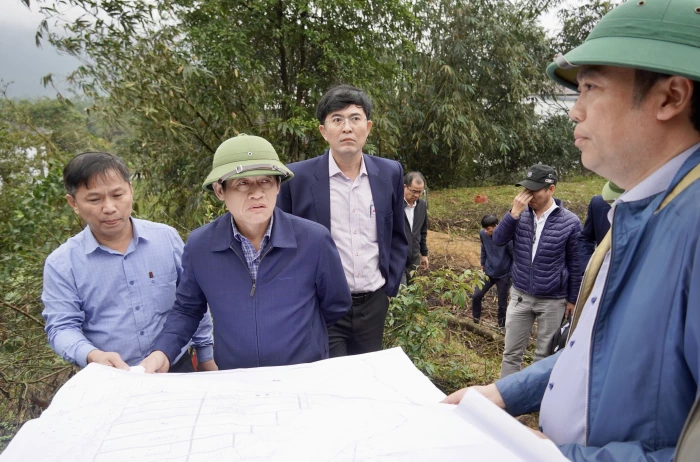 Khẩn trương xây dựng các công trình chống sạt lở