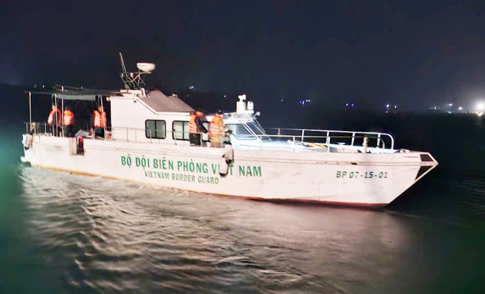 Cứu nạn 2 ngư dân bị chìm thuyền trong lúc đánh bắt hải sản ở cửa Gianh