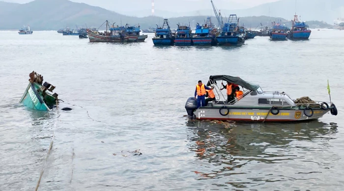 4 ngư dân được ứng cứu kịp thời khi tàu cá bị chìm trên biển