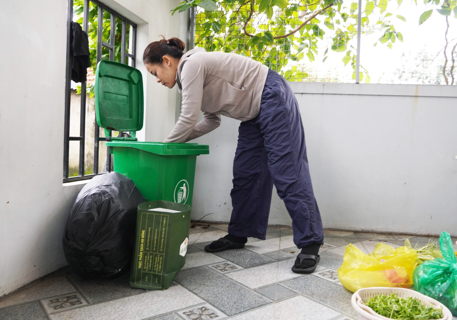 Chị Nguyễn Thị Thanh Thanh, thôn 2, xã Nam Trạch duy trì thói quen phân loại rác thải nhà - Ảnh: L.C