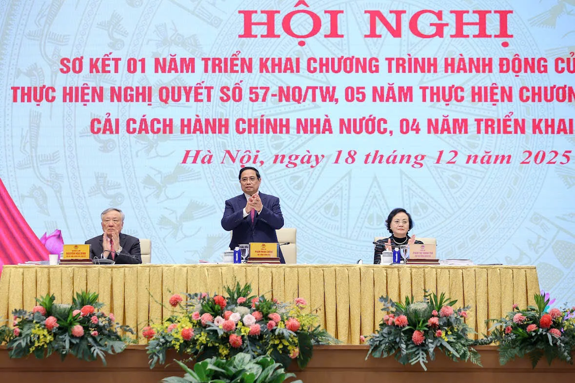 Đồng chí Thủ tướng Chính phủ Phạm Minh Chính cùng các Phó Thủ tướng Chính phủ Nguyễn Hòa Bình, Phạm Thị Thanh Trà chủ trì hội nghị. Ảnh: VGP/Nhật Bắc.