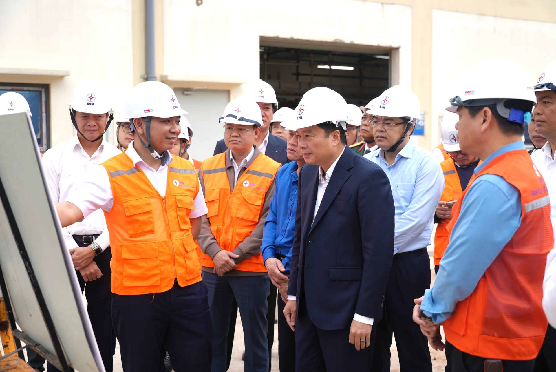 Đồng chí Lê Hồng Vinh, Chủ tịch UBND tỉnh kiểm tra tình hình thực hiện các dự án tại Trung tâm điện lực Quảng Trạch - Ảnh: Trung Đức