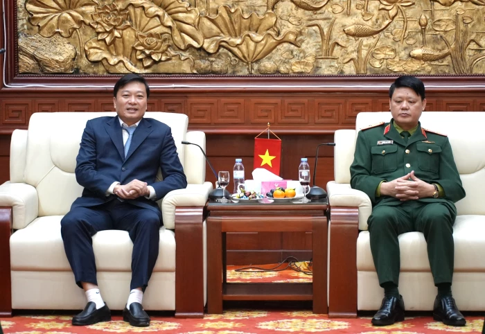 Đồng chí Chủ tịch UBND tỉnh Lê Hồng Vinh thăm, chúc mừng Bộ Tư lệnh Quân khu 4