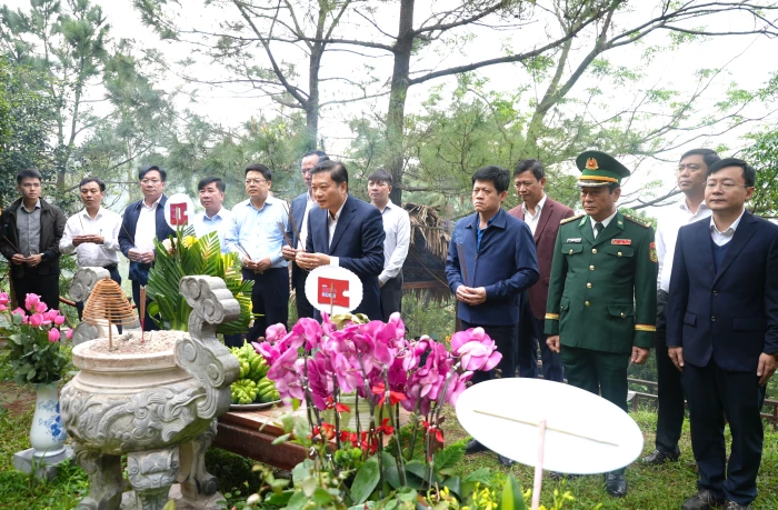 Đồng chí Chủ tịch UBND tỉnh Lê Hồng Vinh dâng hương, tri ân các anh hùng liệt sĩ