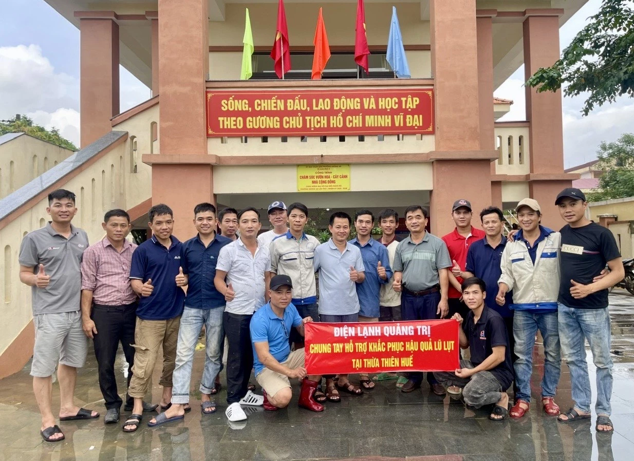 Hội Điện lạnh Quảng Trị tham gia hỗ trợ sửa chữa đồ dung cho người dân vùng lũ ở Huế - Ảnh: T.A