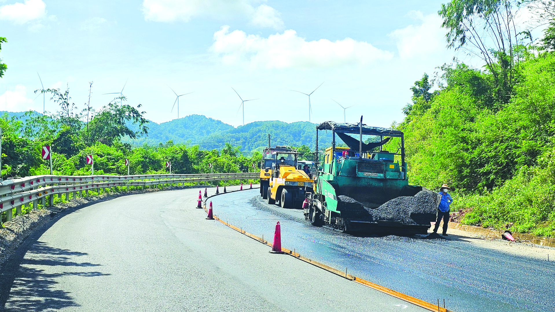 Sửa chữa mặt đường tại đoạn cua Km52+200 tuyến Quốc lộ 9 lên Cửa khẩu quốc tế Lao Bảo - Ảnh: L.T