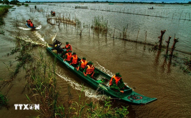 Cán bộ, chiến sỹ đồn Biên phòng Vĩnh Nguơn (Ban Chỉ huy Bộ đội Biên phòng tỉnh An Giang) phối hợp các lực lượng tuần tra kiểm soát biên giới trong mùa nước nổi. (Ảnh: Công Mạo/TTXVN)