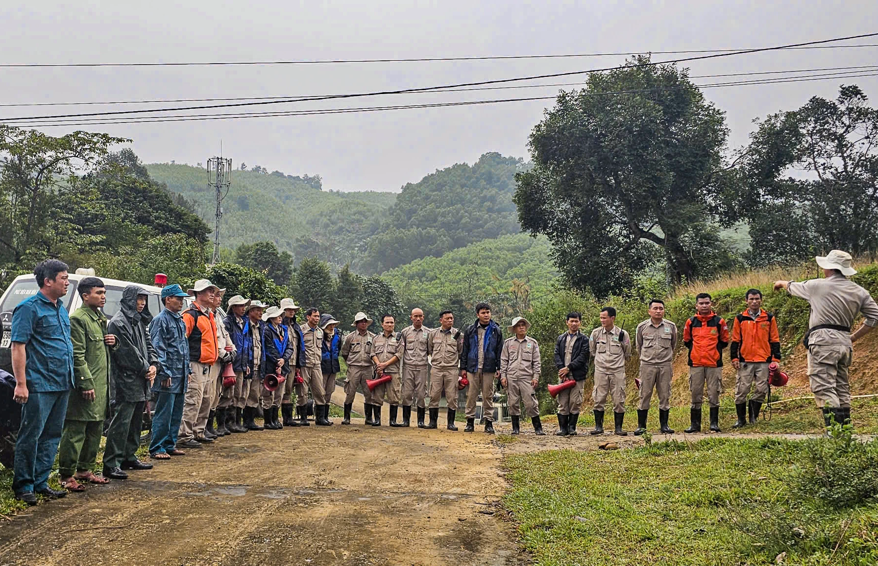 Đội Xử lý bom mìn lưu động của NPA tham gia vào việc hủy nổ quả bom MK82 tại xã Bến Quan - Ảnh: T.A