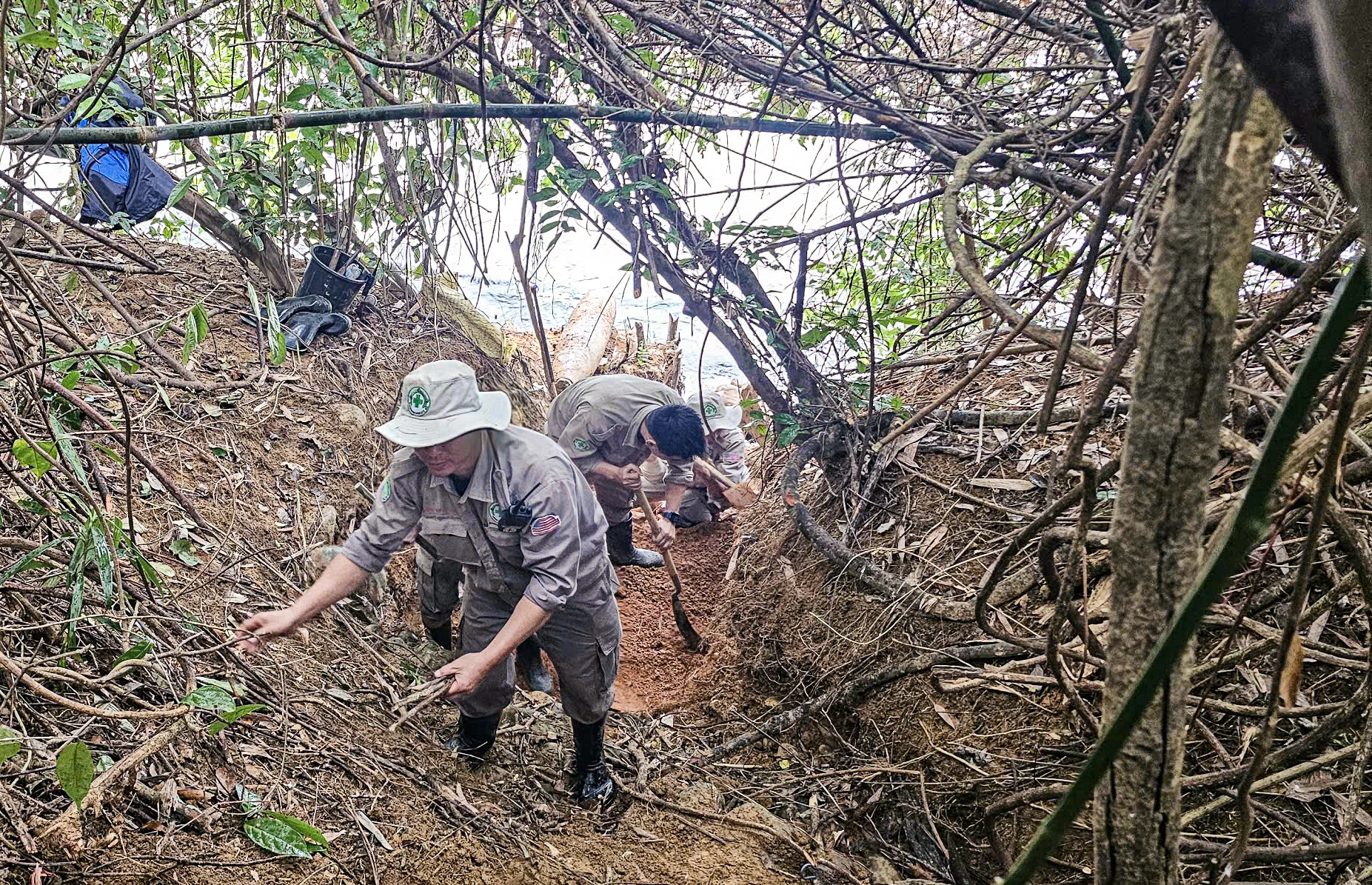 Đằng sau từng cuộc xử lý khẩn cấp là một hành trình quy mô và bền bỉ, từ khảo sát, lập bản đồ, đến rà phá, xử lý tin báo - Ảnh: T.A