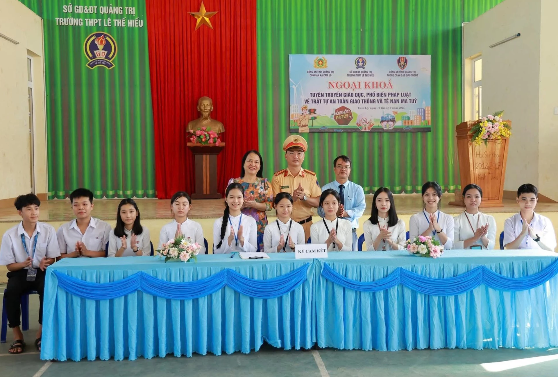 Công an tỉnh phối hợp với Sở Giáo dục-Đào tạo tổ chức hoạt động ngoại khóa về tuyên truyền, phổ biến, giáo dục pháp luật về an toàn giao thông cho học sinh. Ảnh: B.T