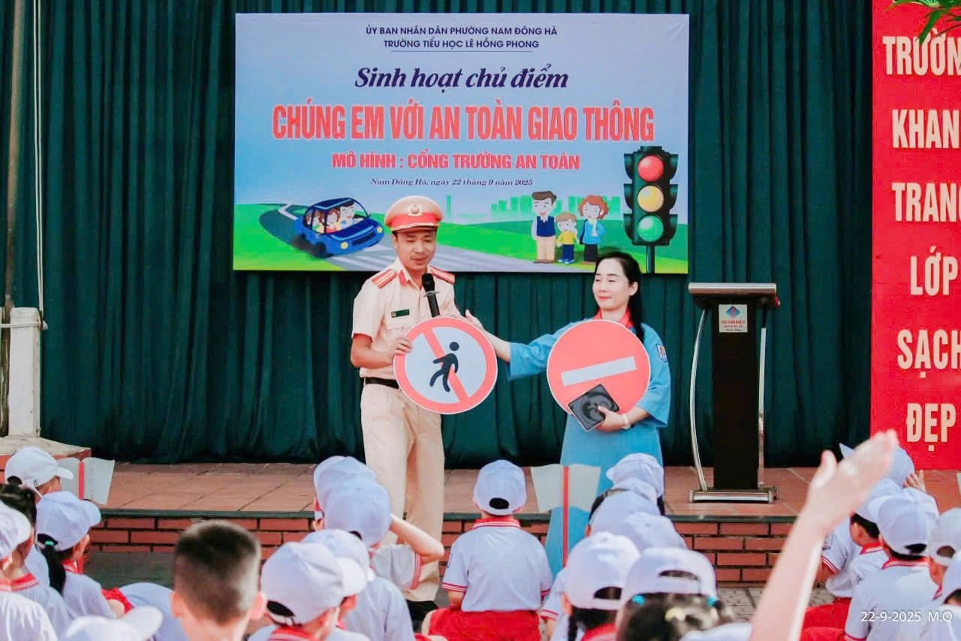 Cảnh sát giao thông phối hợp với trường học tuyên truyền, phổ biến, giáo dục pháp luật về an toàn giao thông cho học sinh. Ảnh: B.T