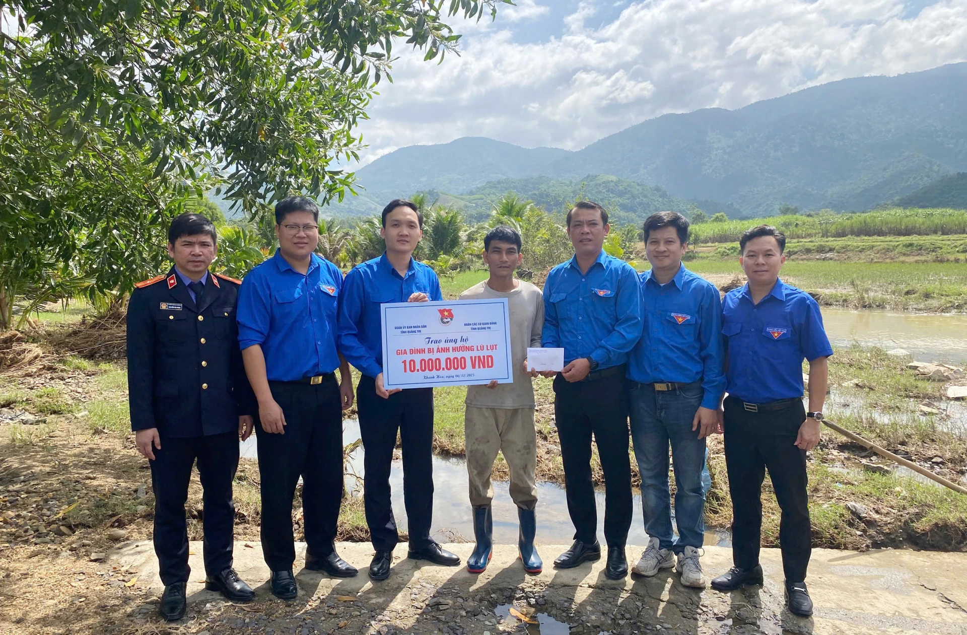 Đại diện lãnh đạo Đoàn Các cơ quan Đảng tỉnh và Đoàn UBND tỉnh trao tiền hỗ trợ gia đình bị thiệt hại nặng nề do mưa lũ tại tỉnh Khánh Hòa - Ảnh: L.M