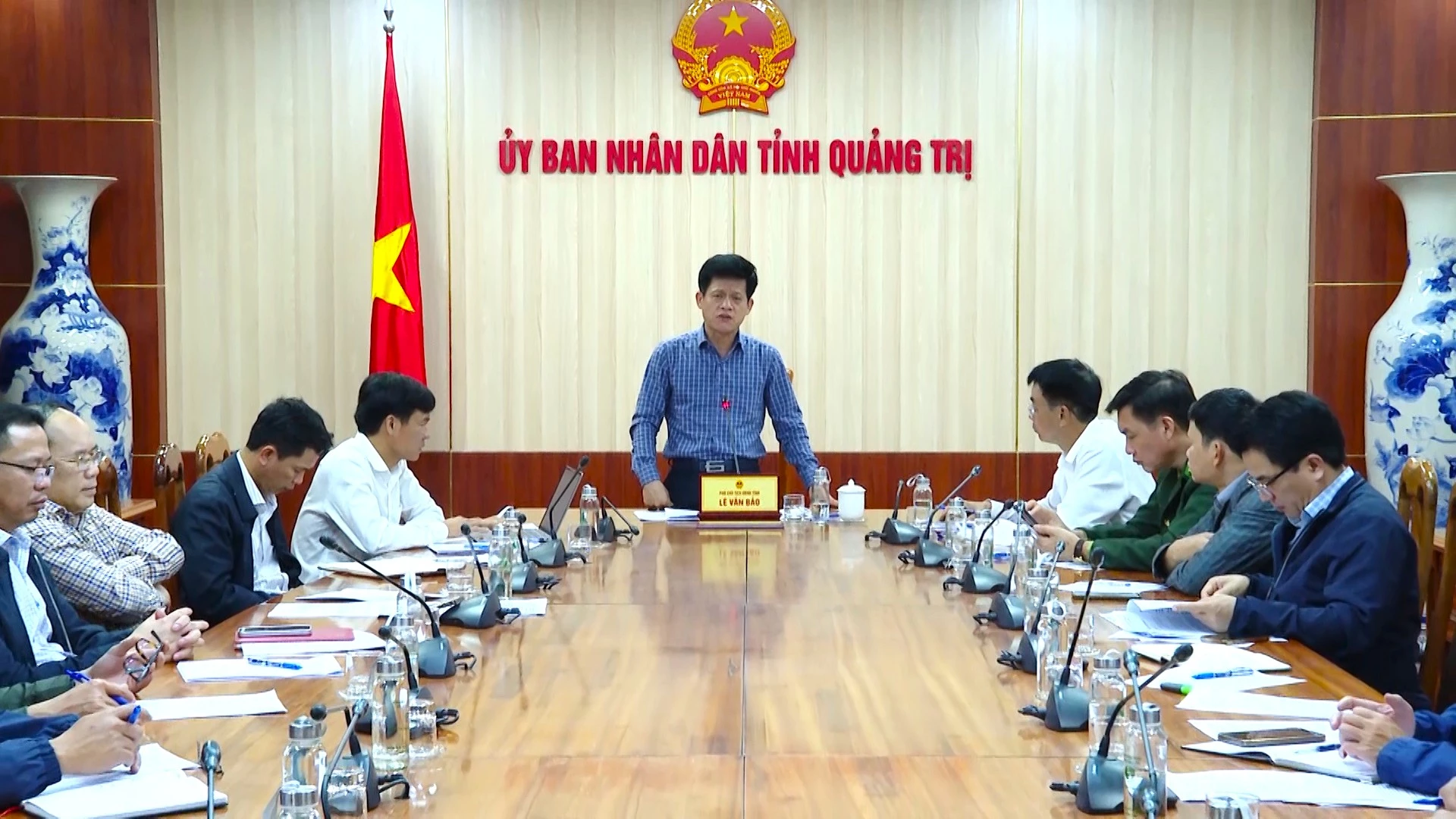 Đồng chí Lê Văn Bảo, Ủy viên Ban thường vụ Tỉnh ủy, Phó Chủ tịch UBND tỉnh phát biểu tại cuộc họp - Ảnh: T.L