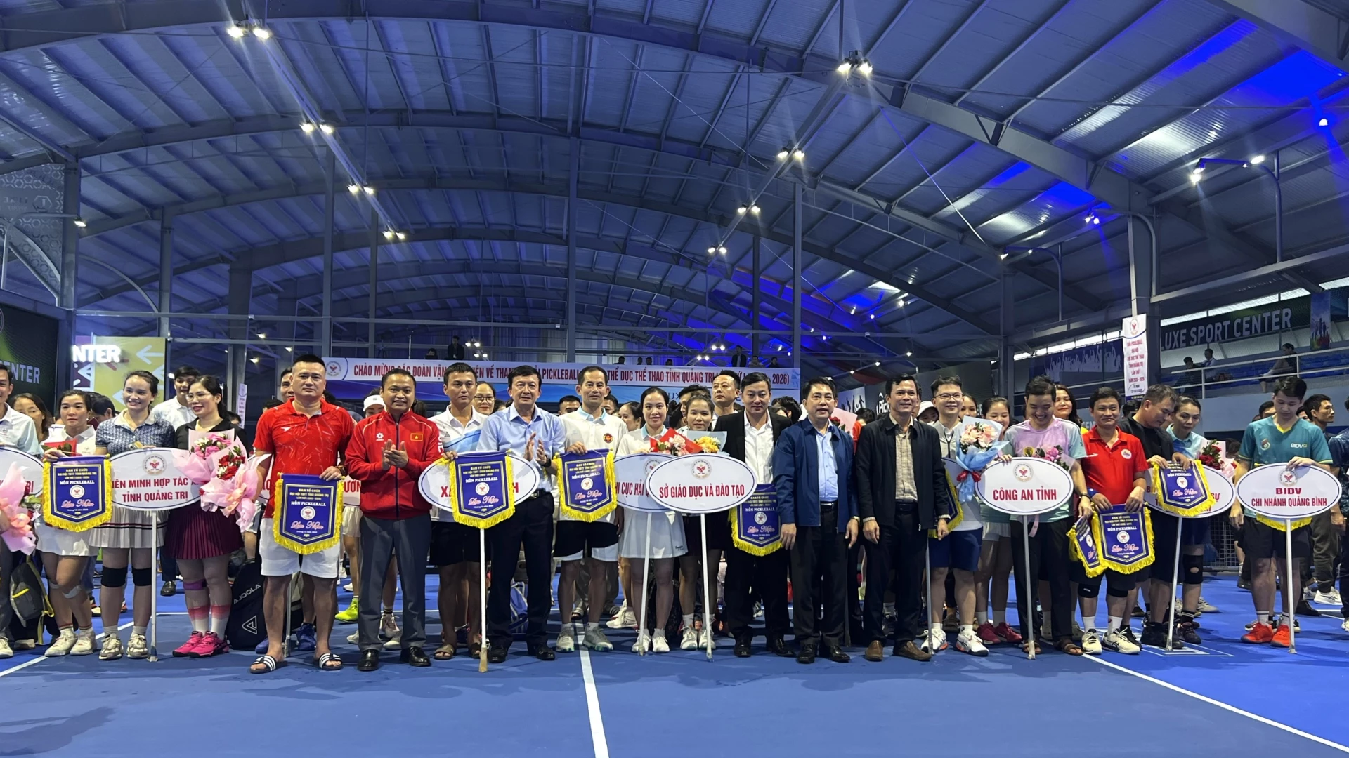 Ban tổ chức tặng hoa và cờ lưu niệm cho các đoàn VĐV về tham dự giải - Ảnh: H.T