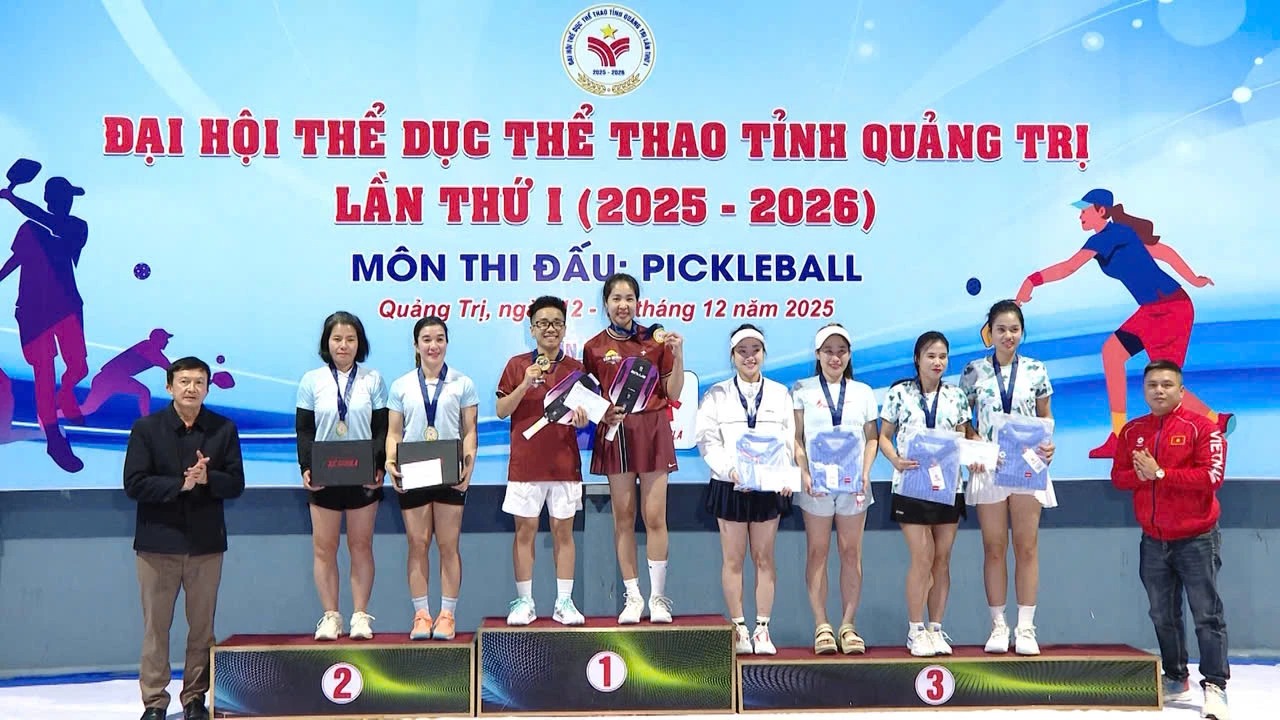 BTC đã trao 13 bộ huy chương của 02 hệ thống cho các vận động viên đạt thành tích cao trong thi đấu - Ảnh: H.T