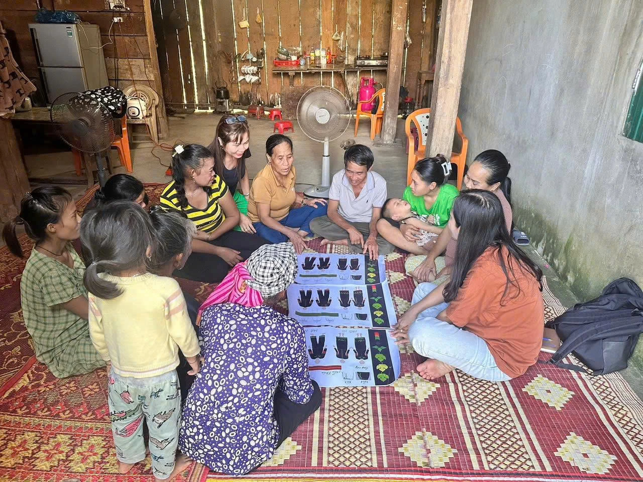 Bà Lâm (thứ 5, từ phải sang) tuyên truyền đến người dân cách sử dụng nguồn vốn vay hiệu quả - Ảnh: T.P