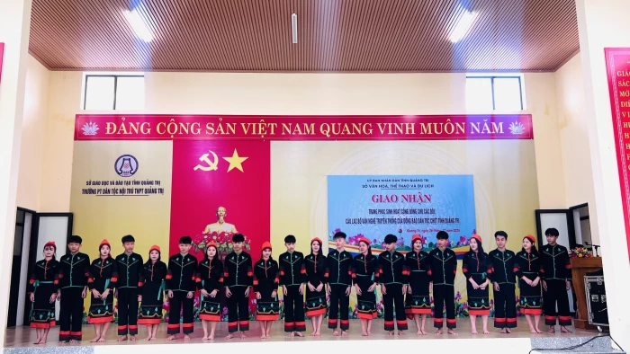 Trao hơn 600 bộ trang phục sinh hoạt cộng đồng cho đồng bào Chứt