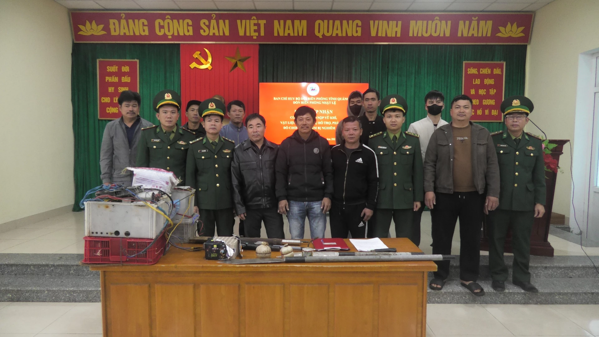 1.	Cán bộ Đồn Biên phòng Nhật Lệ làm thủ tục tiếp nhận vũ khí tự chế, vật liệu nổ do người dân tự nguyện giao nộp.