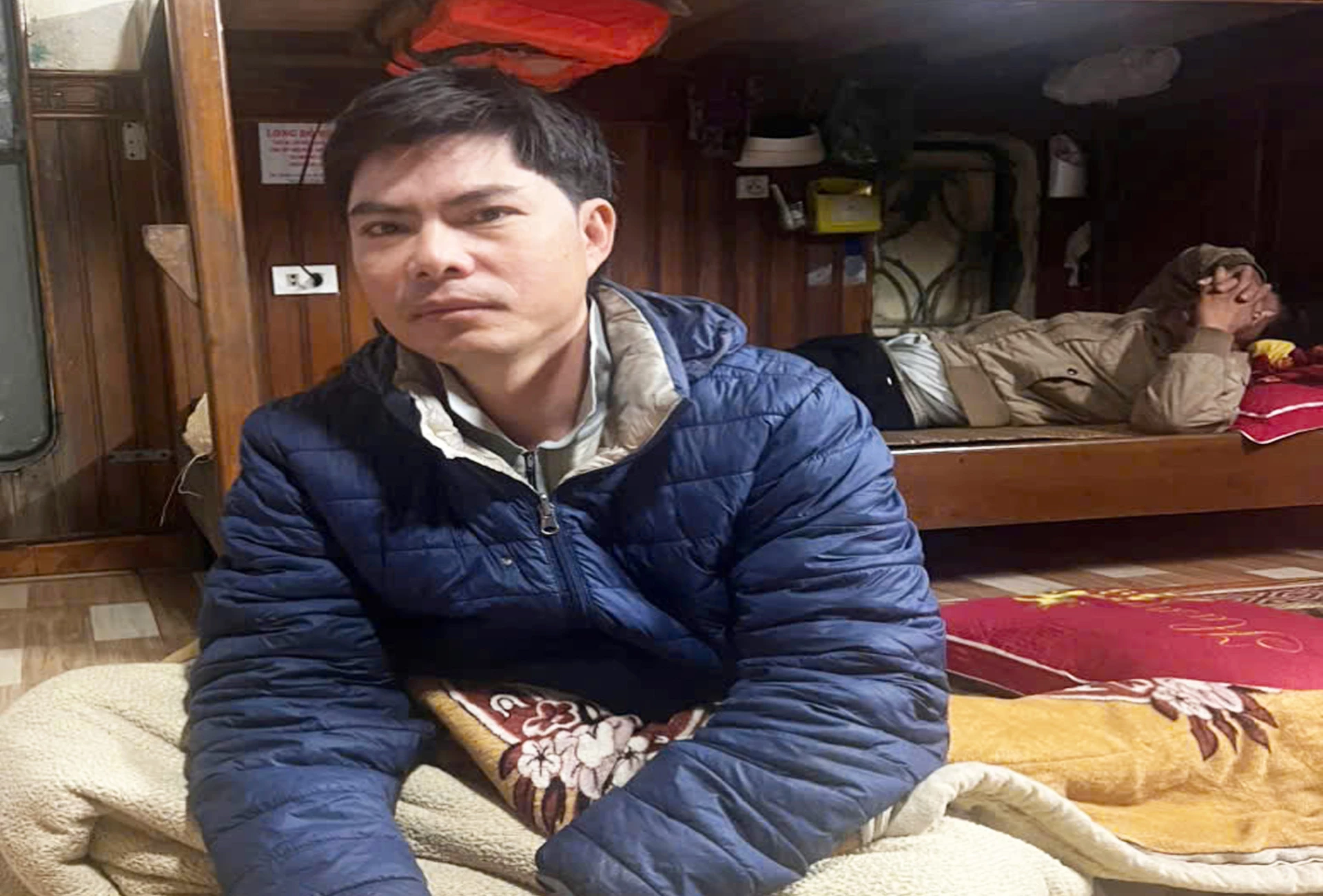 Ngư dân Nguyễn Văn Nhân được tàu vận tải Khánh Minh 09 cứu vớt lên tàu khi đang trôi dạt trên biển - Ảnh: H.N