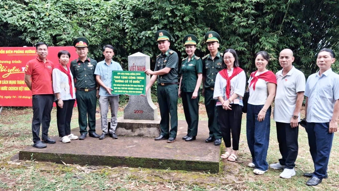 Nhiều hộ dân, học sinh ở xã Hướng Phùng được nhận tiền hỗ trợ khó khăn