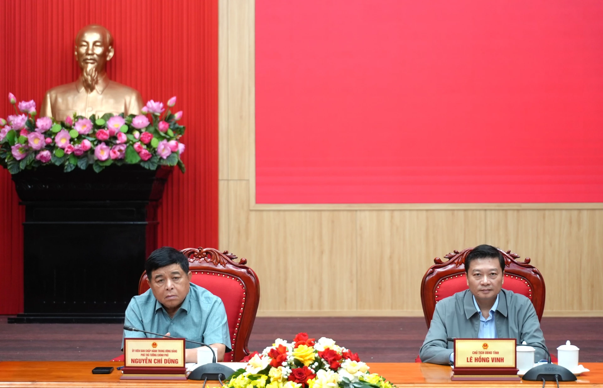 Đồng chí Nguyễn Chí Dũng, Phó Thủ tướng Chính phủ và đồng chí Lê Hồng Vinh, Chủ tịch UBND tỉnh dự hội nghị tại điểm cầu Quảng Trị - Ảnh: Trung Đức