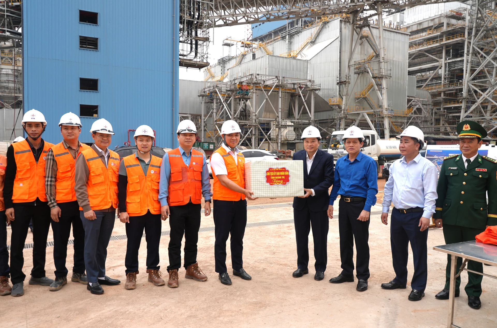 Đồng chí Lê Hồng Vinh, Chủ tịch UBND tỉnh tặng quà, nhà thầu, đơn vị thi công các dự án tại Trung tâm điện lực Quảng Trạch - Ảnh: Trung Đức