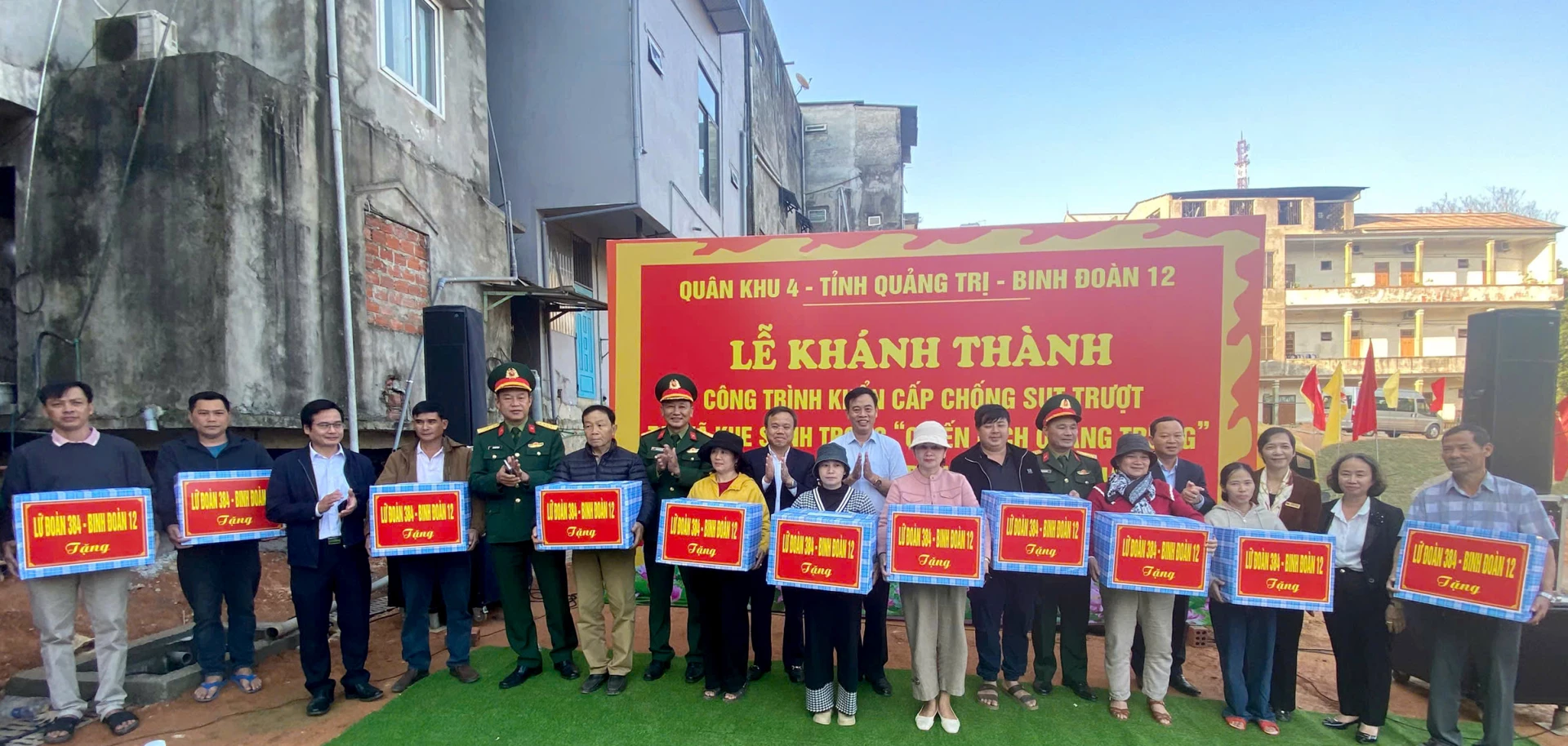 Lãnh đạo tỉnh và Lữ đoàn 384 tặng quà cho các hộ dân - Ảnh: M.T