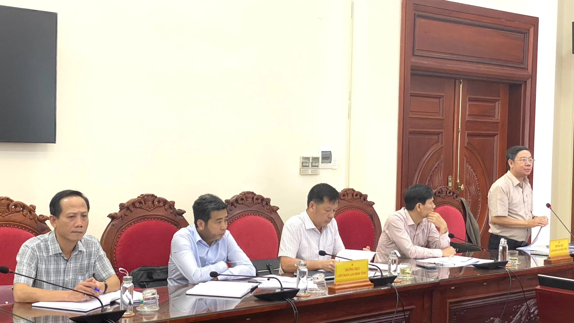 Thường trực Liên đoàn Lao động tỉnh tham dự buổi làm việc - Ảnh: NL