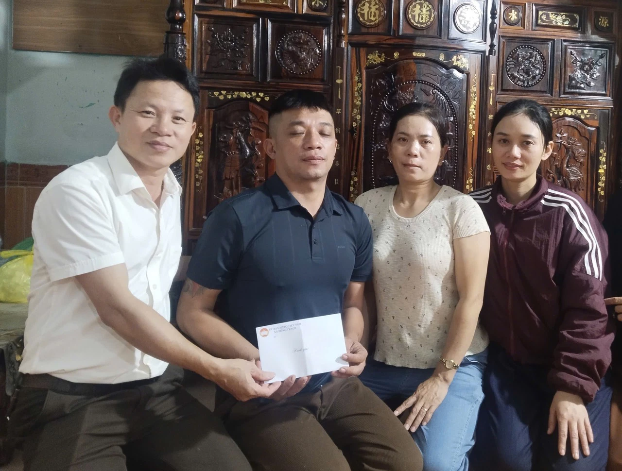 Công tác chăm lo đời sống cho người nghèo, người có hoàn cảnh khó khăn luôn được Uỷ ban MTTQVN xã Đông Trạch quan tâm thực hiện - Ảnh: L.M