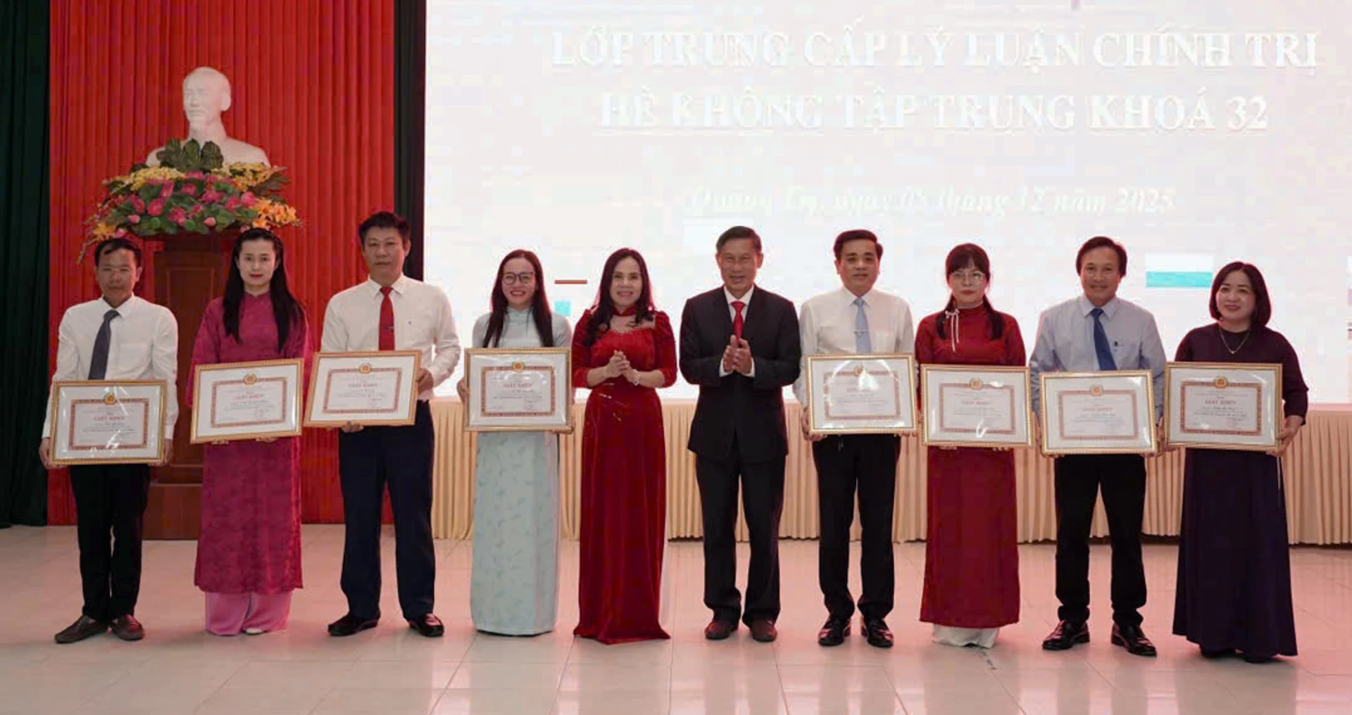 Đại diện lãnh đạo Trường Chính trị Lê Duẩn tặng giấy khen cho các học viên có thành tích xuất sắc - Ảnh: P.V