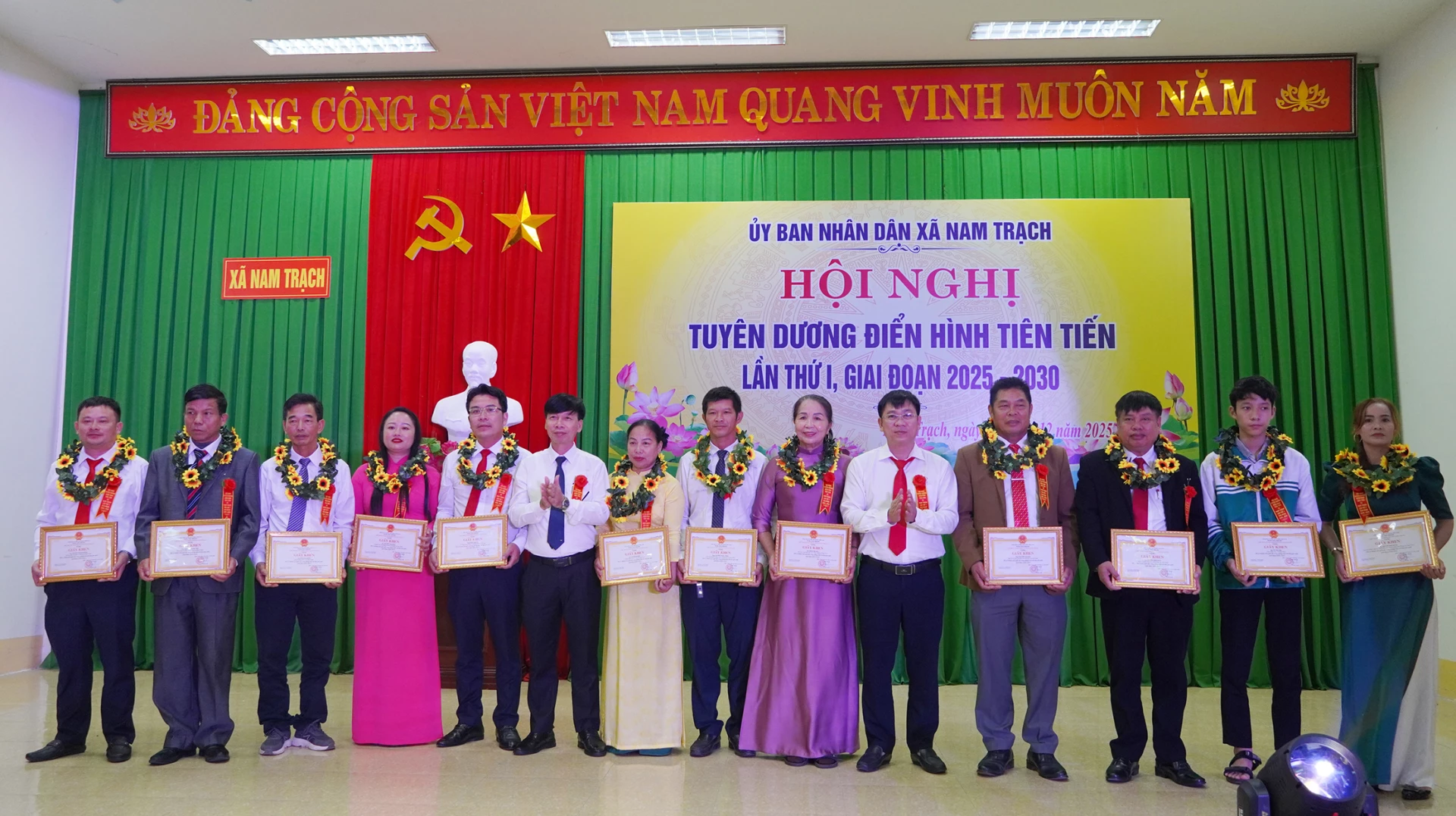 Đại diện lãnh đạo xã Nam Trạch tặng giấy khen cho các cá nhân tiêu biểu - Ảnh: L.M