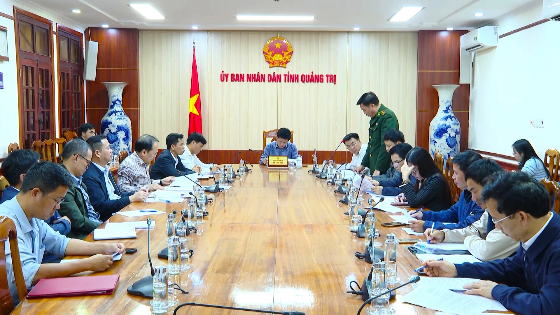 Các thành viên Ban chỉ đạo chống khai thác IUU tỉnh phát biểu tại cuộc họp - Ảnh: T.L