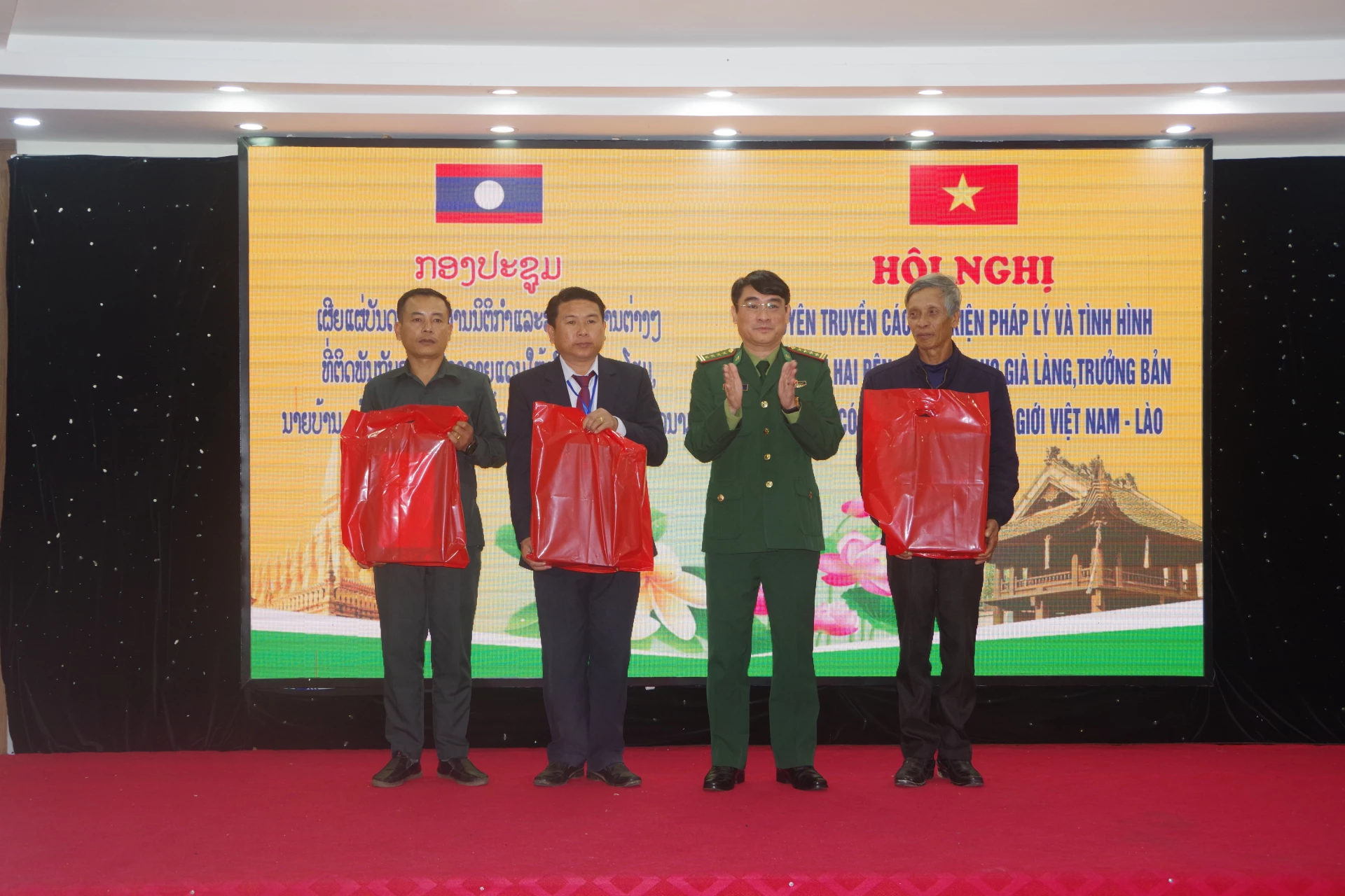 3.	Đại diện đại biểu 3 tỉnh nhận quà do lãnh đạo Ban chỉ huy Bộ đội Biên phòng trao tặng.