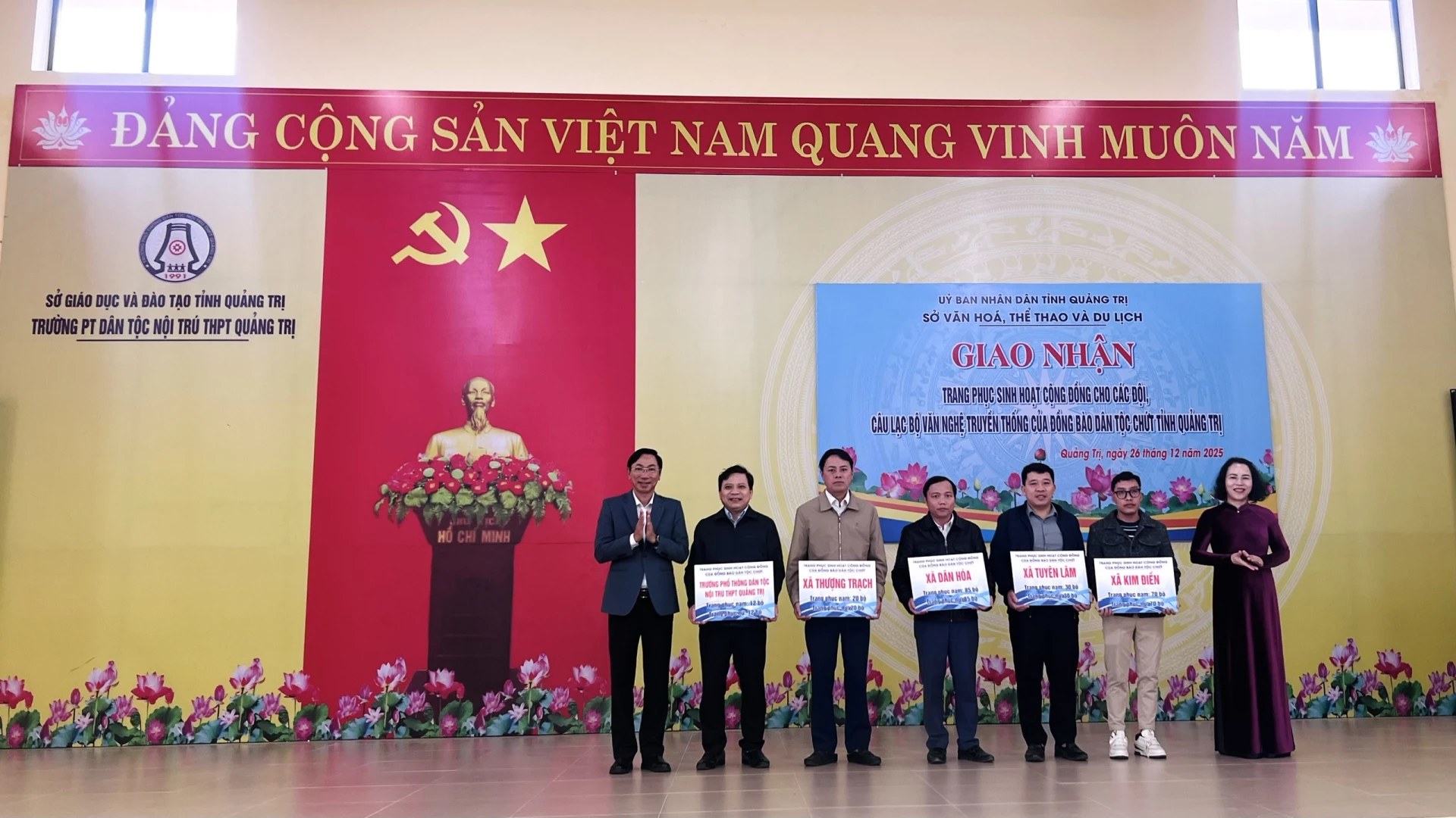 Trao 624 bộ trang phục sinh hoạt cộng đồng cho đồng bào Chứt - Ảnh: H.T