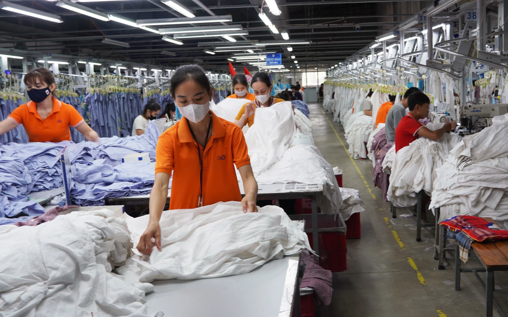 Hoạt động sản xuất, kinh doanh phục hồi đã đóng góp tích cực cho nguồn thu ngân sách của tỉnh - Ảnh: L.C