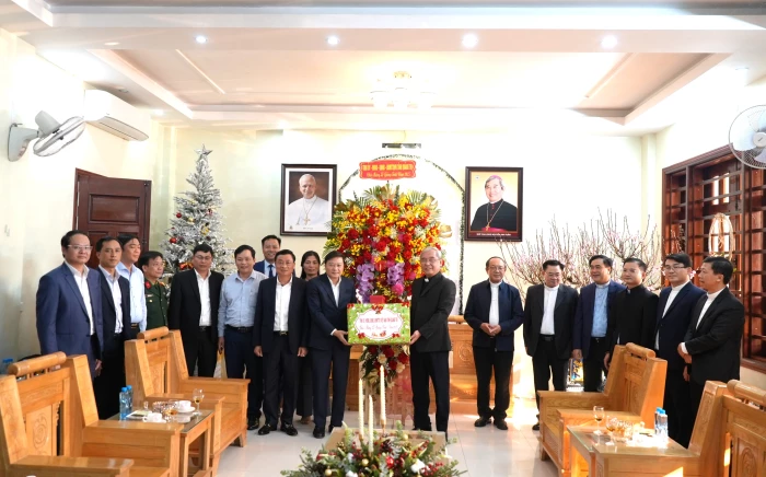 Đồng chí Chủ tịch UBND tỉnh Lê Hồng Vinh thăm, chúc mừng Tòa Giám mục Giáo phận Hà Tĩnh