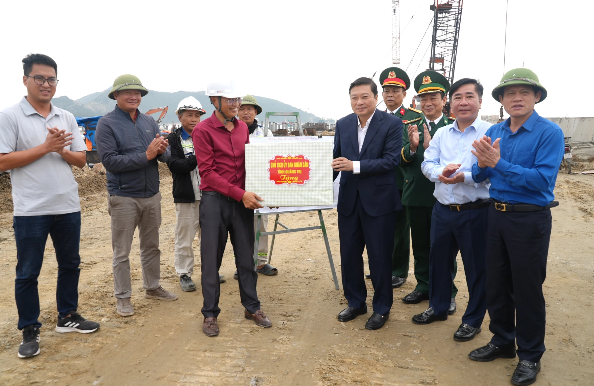 Đồng chí Lê Hồng Vinh, Chủ tịch UBND tỉnh tặng quà, động viên nhà thầu, đơn vị thi công Dự án bến cảng tổng hợp quốc tế Hòn La - Ảnh: Trung Đức