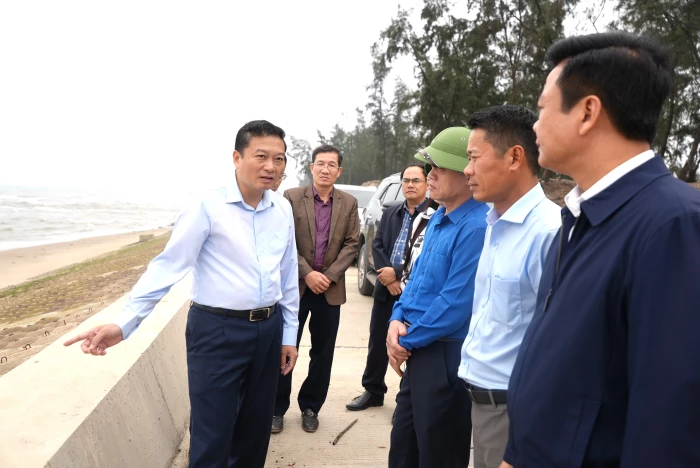 Đồng chí Chủ tịch UBND tỉnh kiểm tra các công trình thủy lợi, kè biển