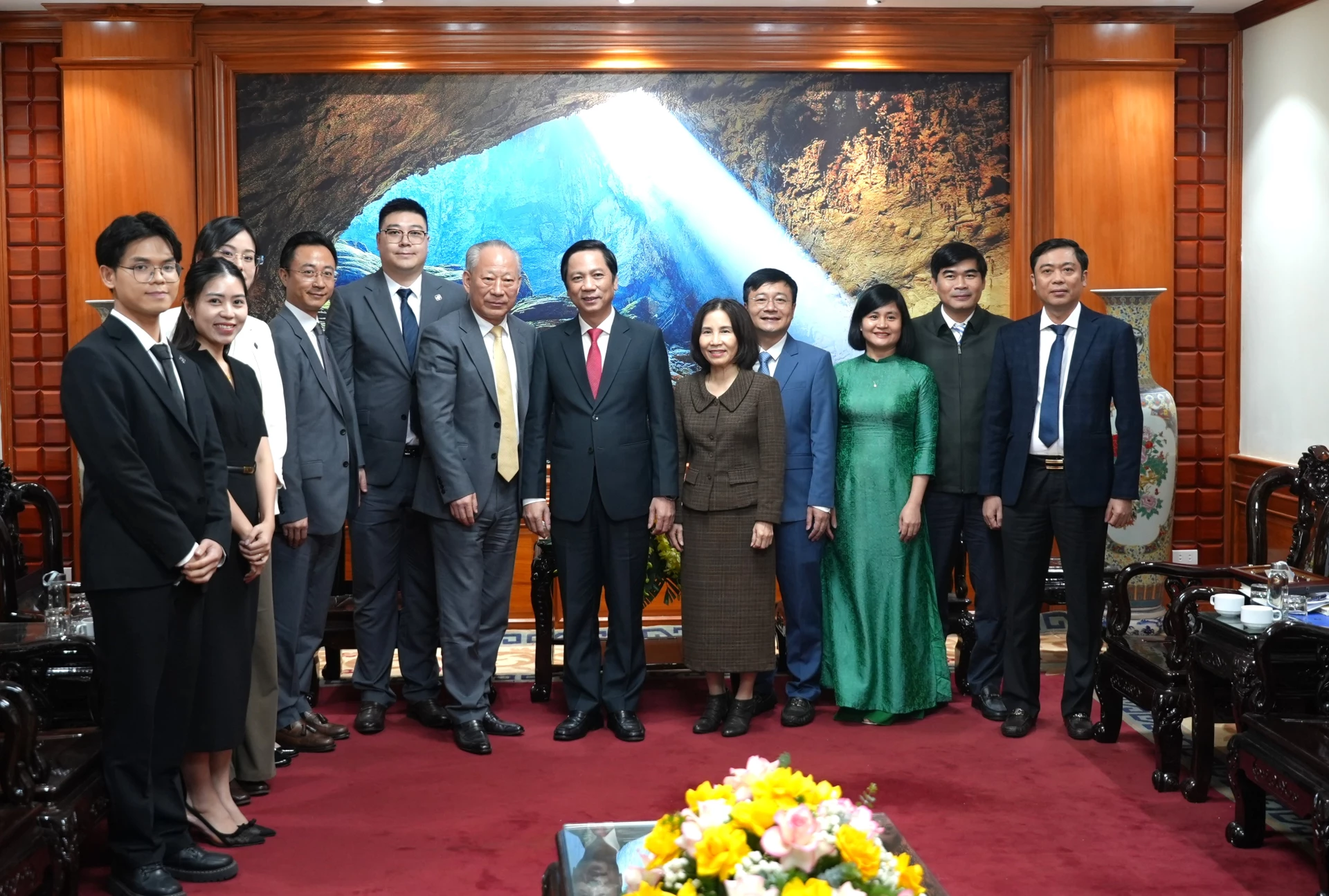 Các đại biểu chụp ảnh lưu niệm tại buổi tiếp và làm việc - Ảnh: Trung Đức